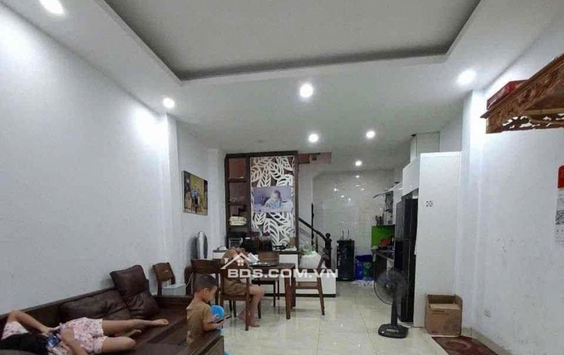 Cô Lan cán bộ về hưu gửi bán nhà trung tâm Thạch Bàn, Long Biên dưới 6.6 tỷ. DT 40m2